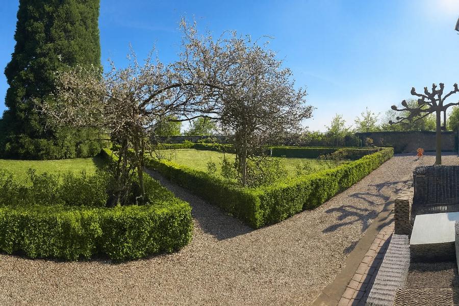 Der Schlossgarten mit Buchs