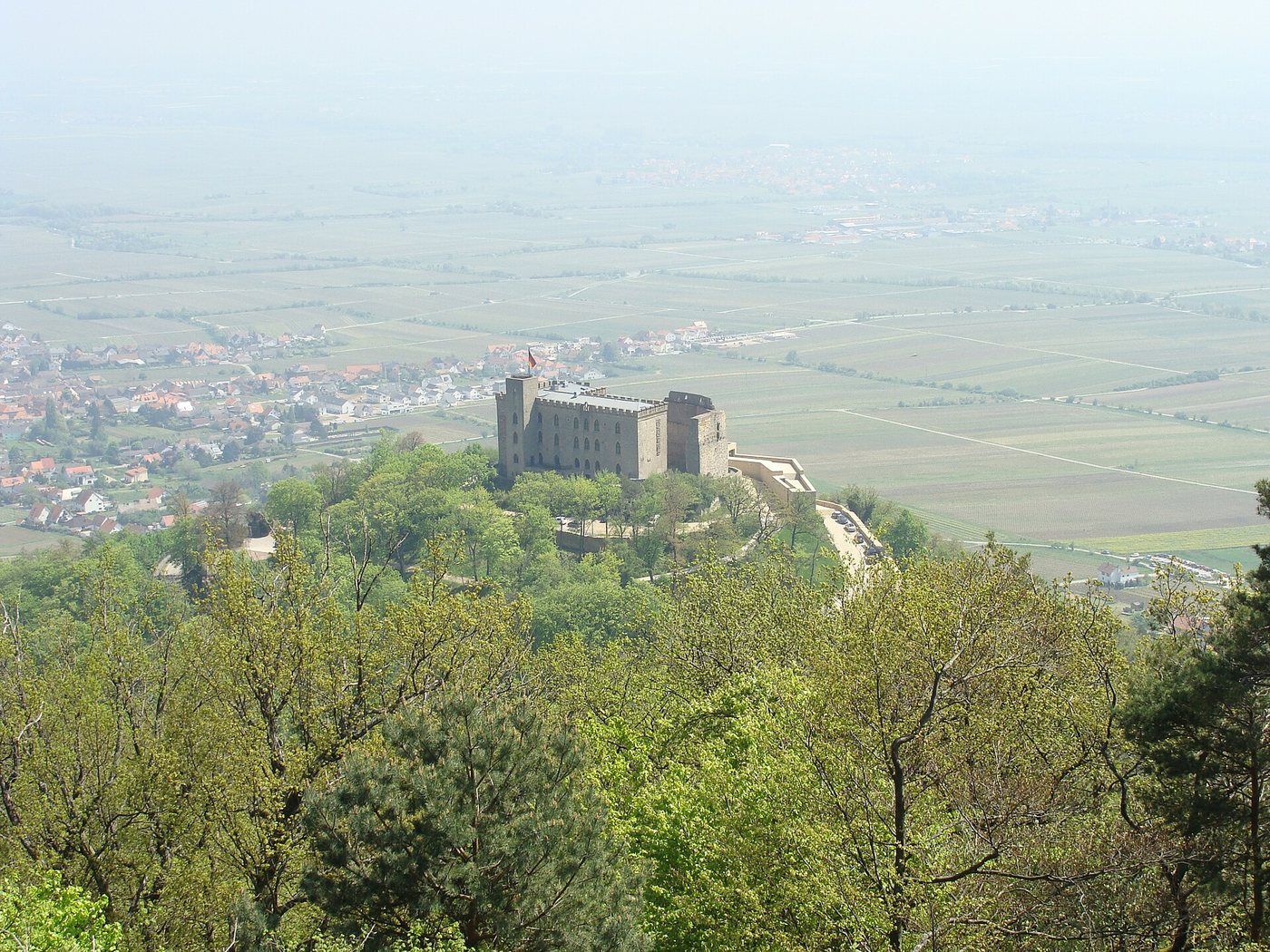 Das wiederaufgebaute Schloss über dem Schlossberg.