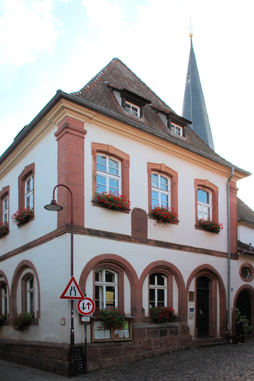 Das Alte Rathaus – Selbstbewusstsein eines Dorfes, das vom Wein lebte.