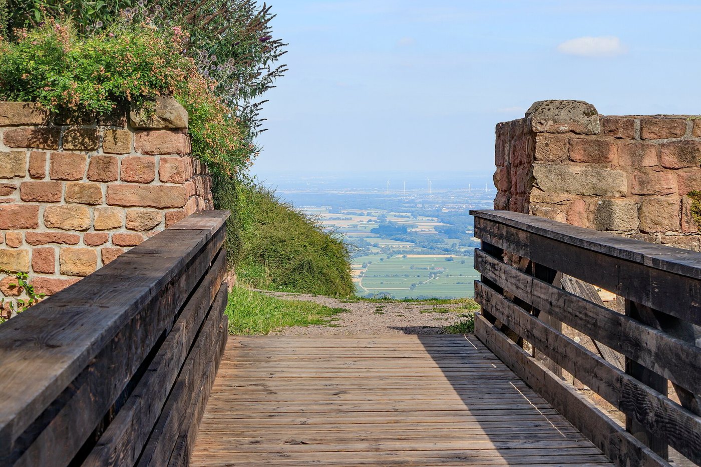 Der Blick von der Burg über die Oberrheinebene – der Grund, aus dem hier gebaut wurde.