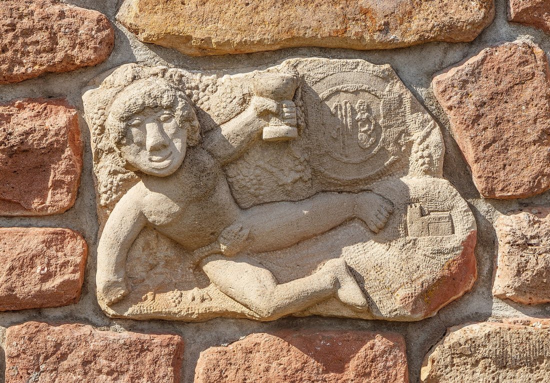 Halbrelief in der Burgmauer – eines der wenigen Bildwerke, die geblieben sind.