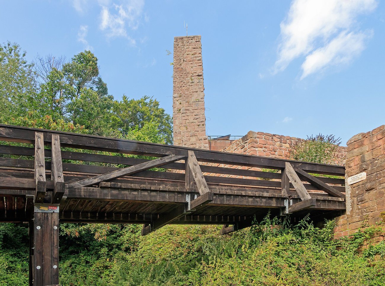 Der Rest des Bergfrieds über dem Halsgraben. Die Holzbrücke hat der Rietburg-Verein 2012 nach altem Vorbild wieder aufgelegt.