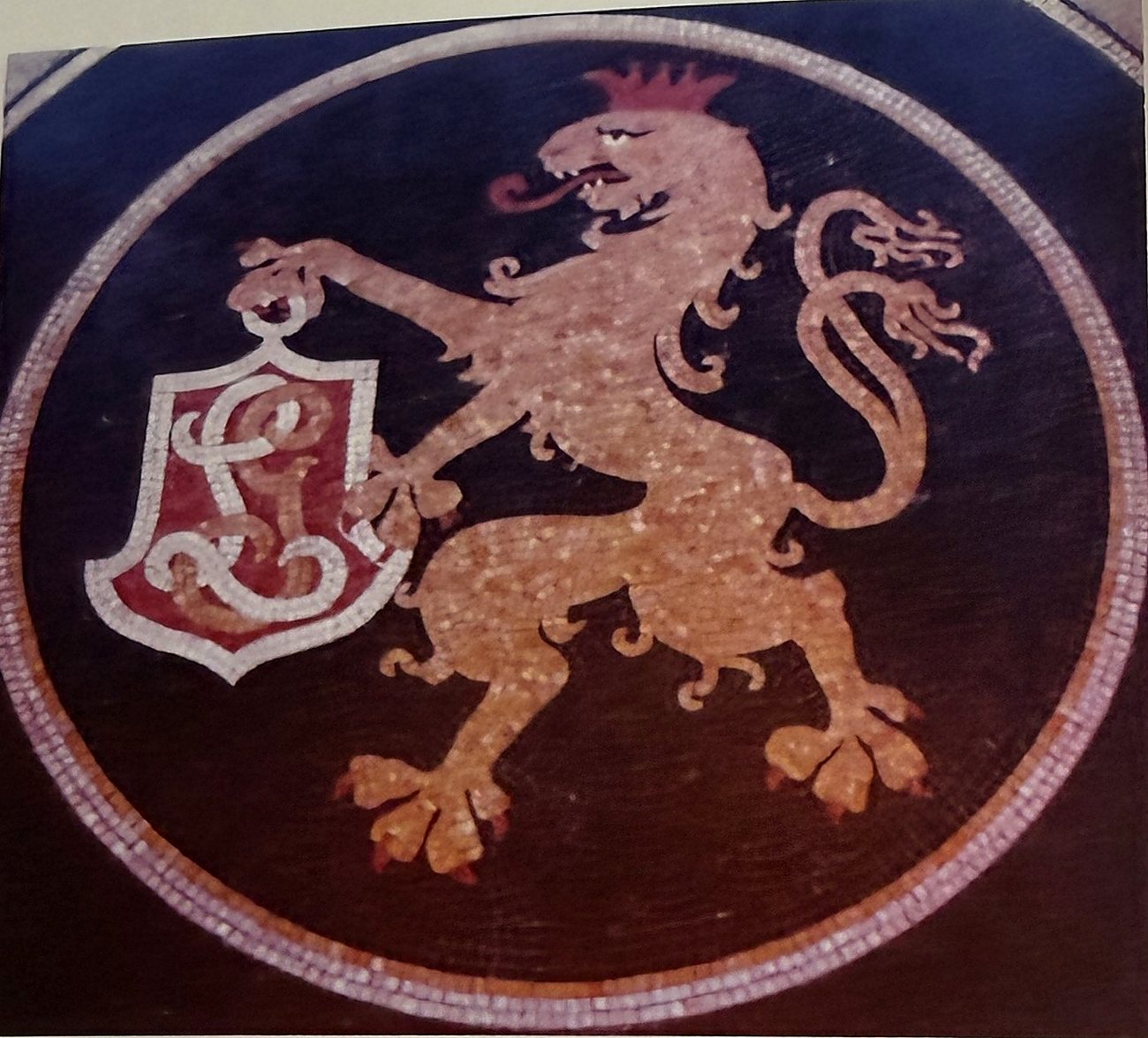Das Wappen der Familien Grohé und Ligniez im großen Salon: der Pfälzer Löwe mit den Initialen der Familie.