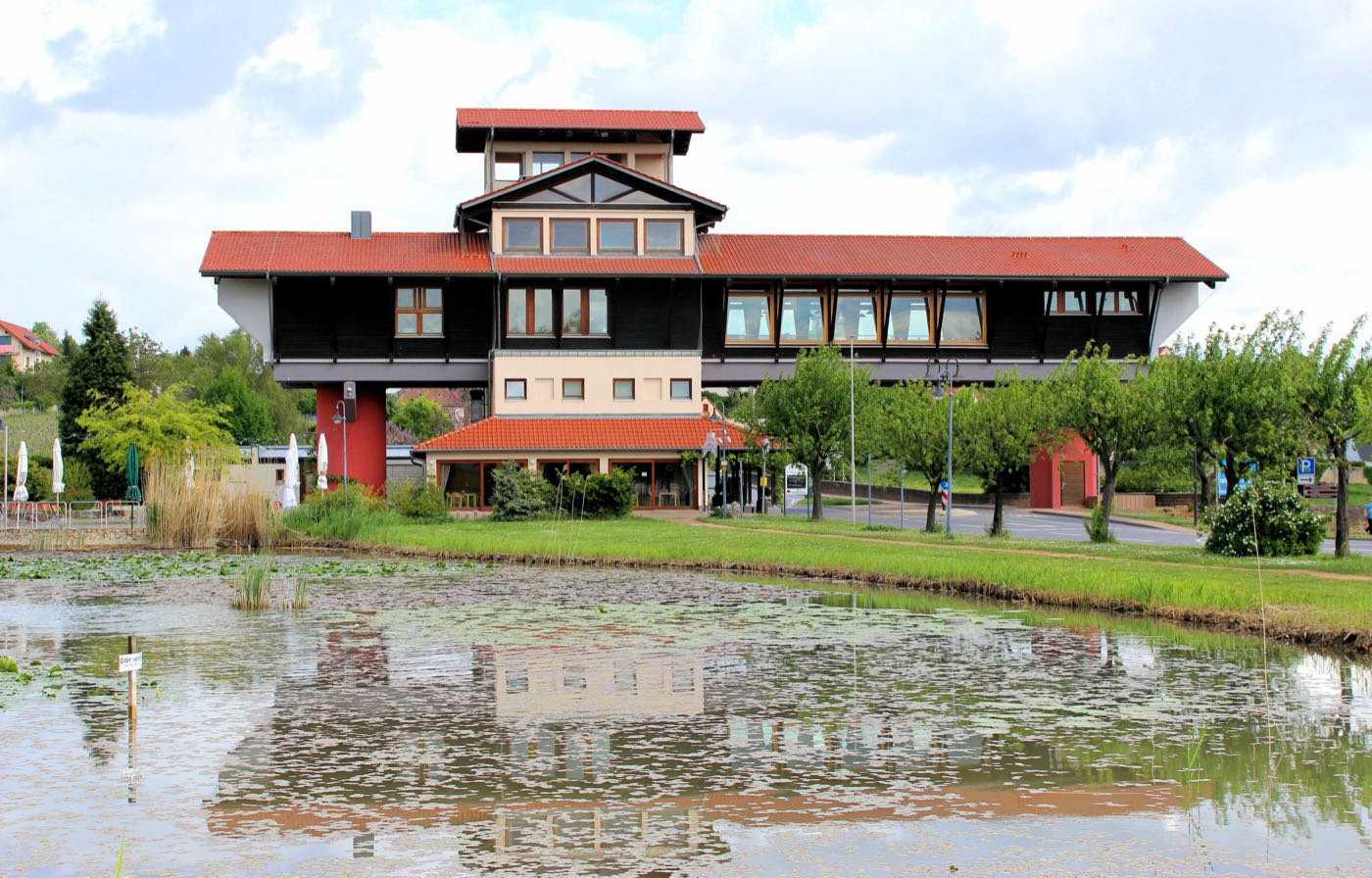 Das Haus der Deutschen Weinstraße in Bockenheim, 1995 – das nördliche Tor, sechzig Jahre nach Plan.